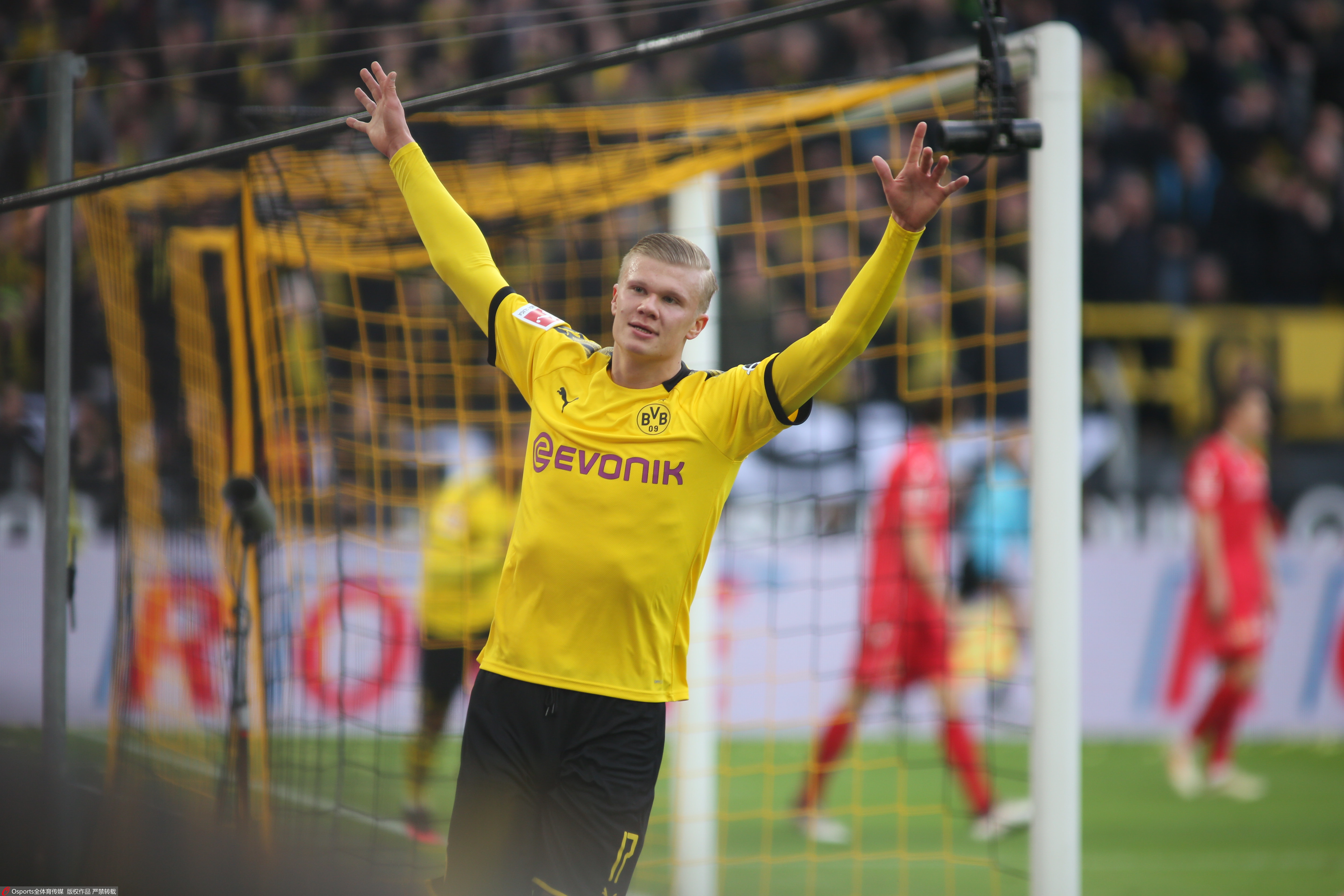 谌贻琴出席国家足球青训中心揭牌仪式