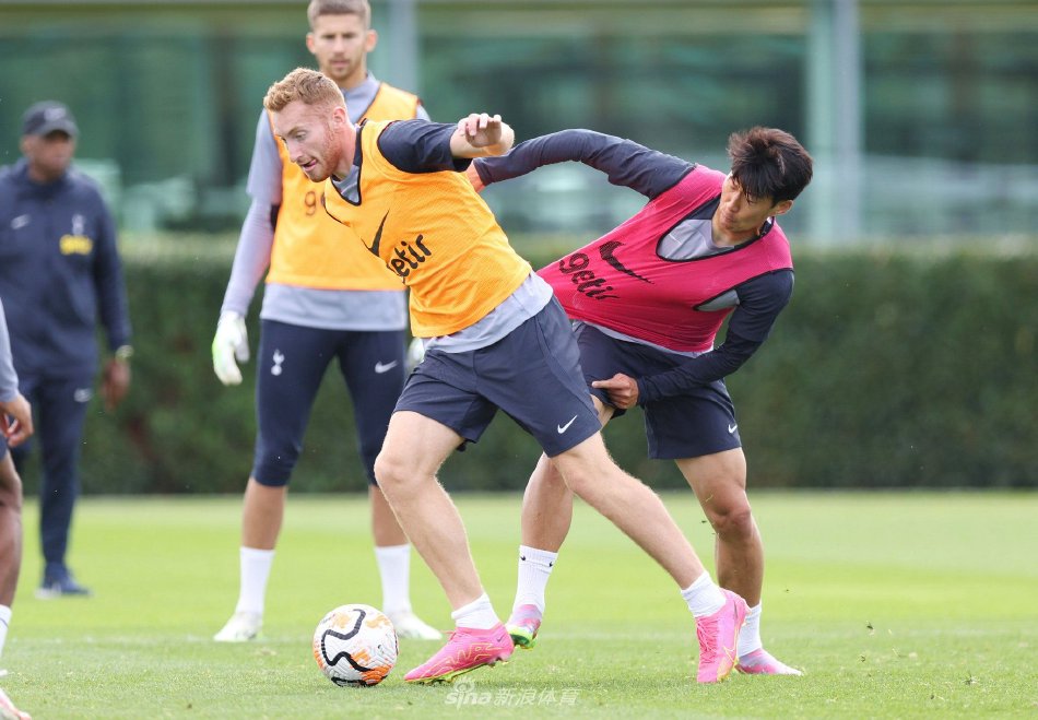 半场： 萨索洛2-1佛罗伦萨，曼德拉戈拉点射，沃尔帕托破门