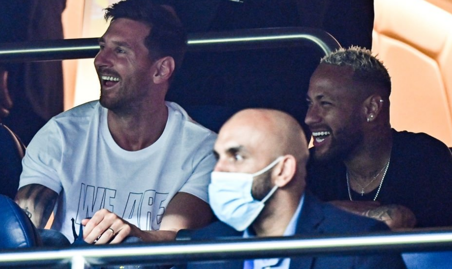 曼联客场不败创英超最长纪录，B费贡献2球1助攻，但防守漏洞明显，积分排名靠后。