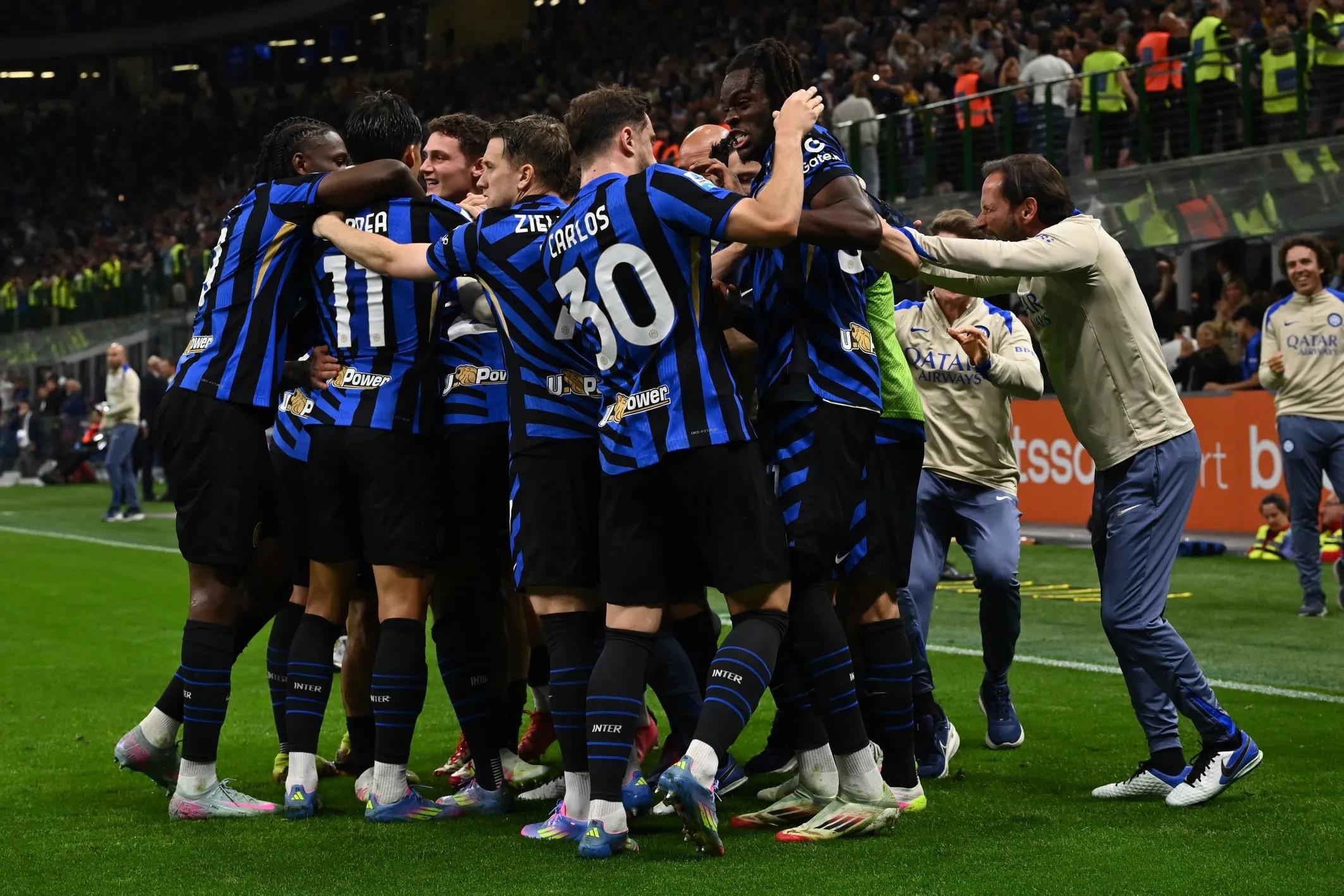 凯尔特人小球迷和远道而来的瑞士年轻人球迷互动